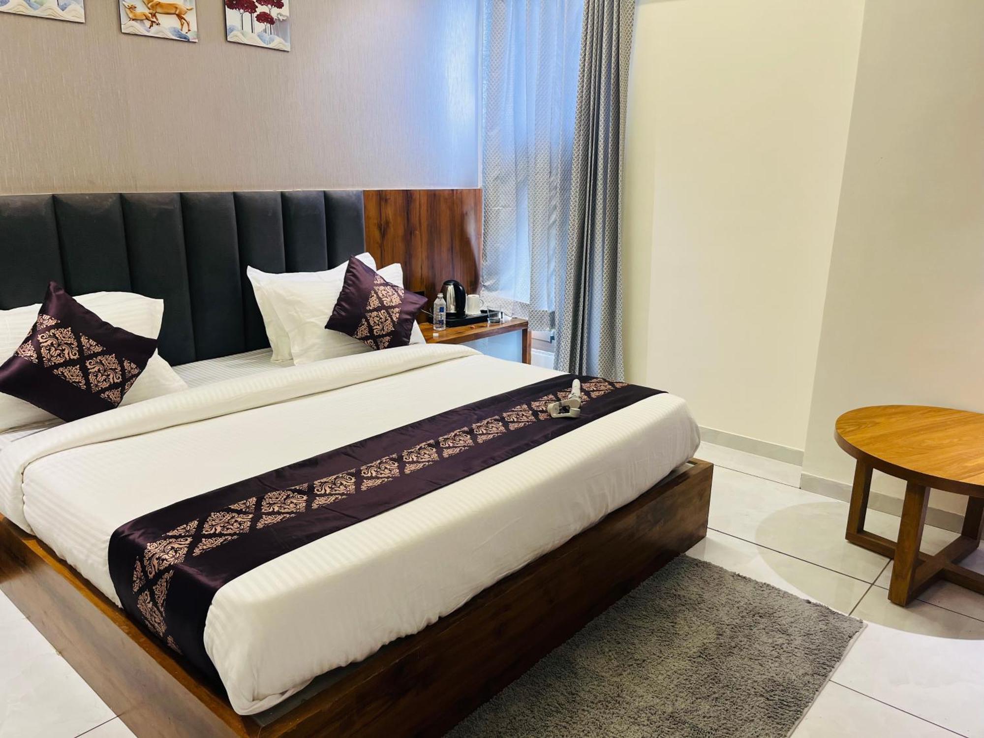 Hotel Royal Empire 甘地讷格尔 外观 照片