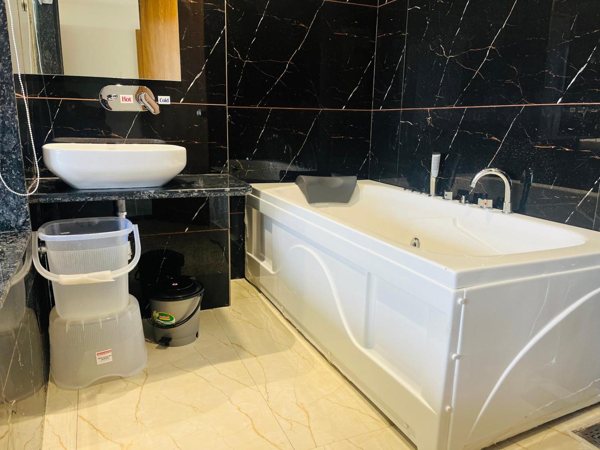 Hotel Royal Empire 甘地讷格尔 外观 照片
