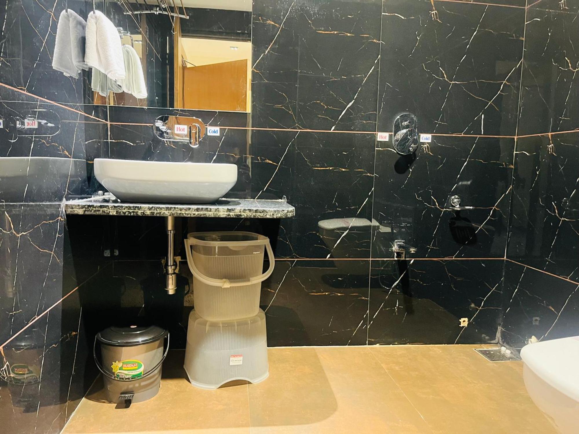 Hotel Royal Empire 甘地讷格尔 外观 照片
