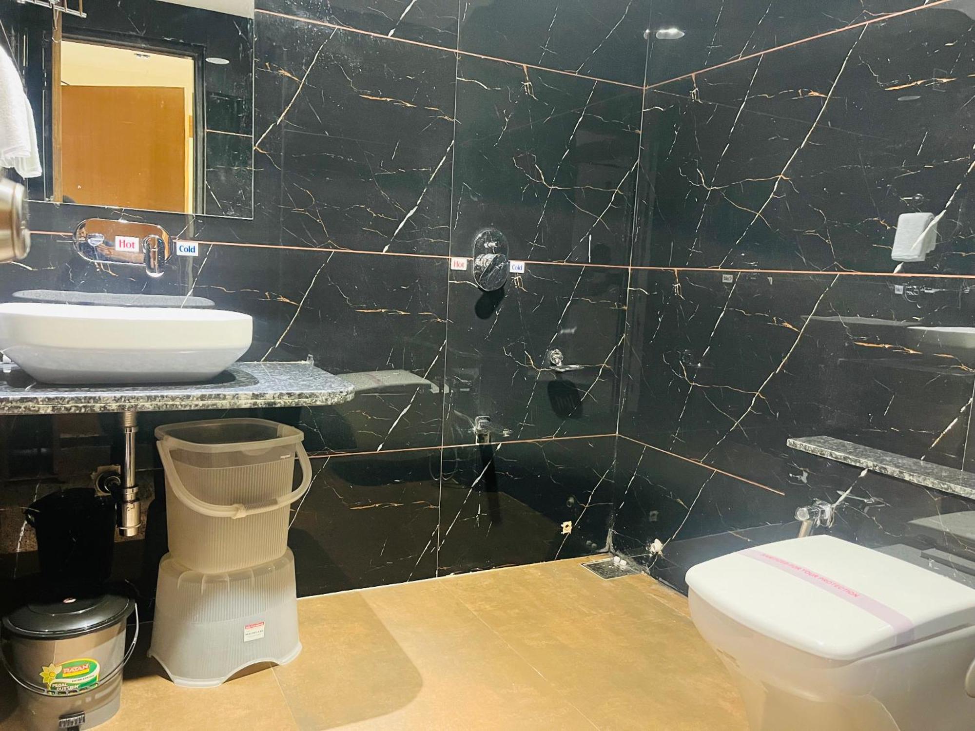 Hotel Royal Empire 甘地讷格尔 外观 照片