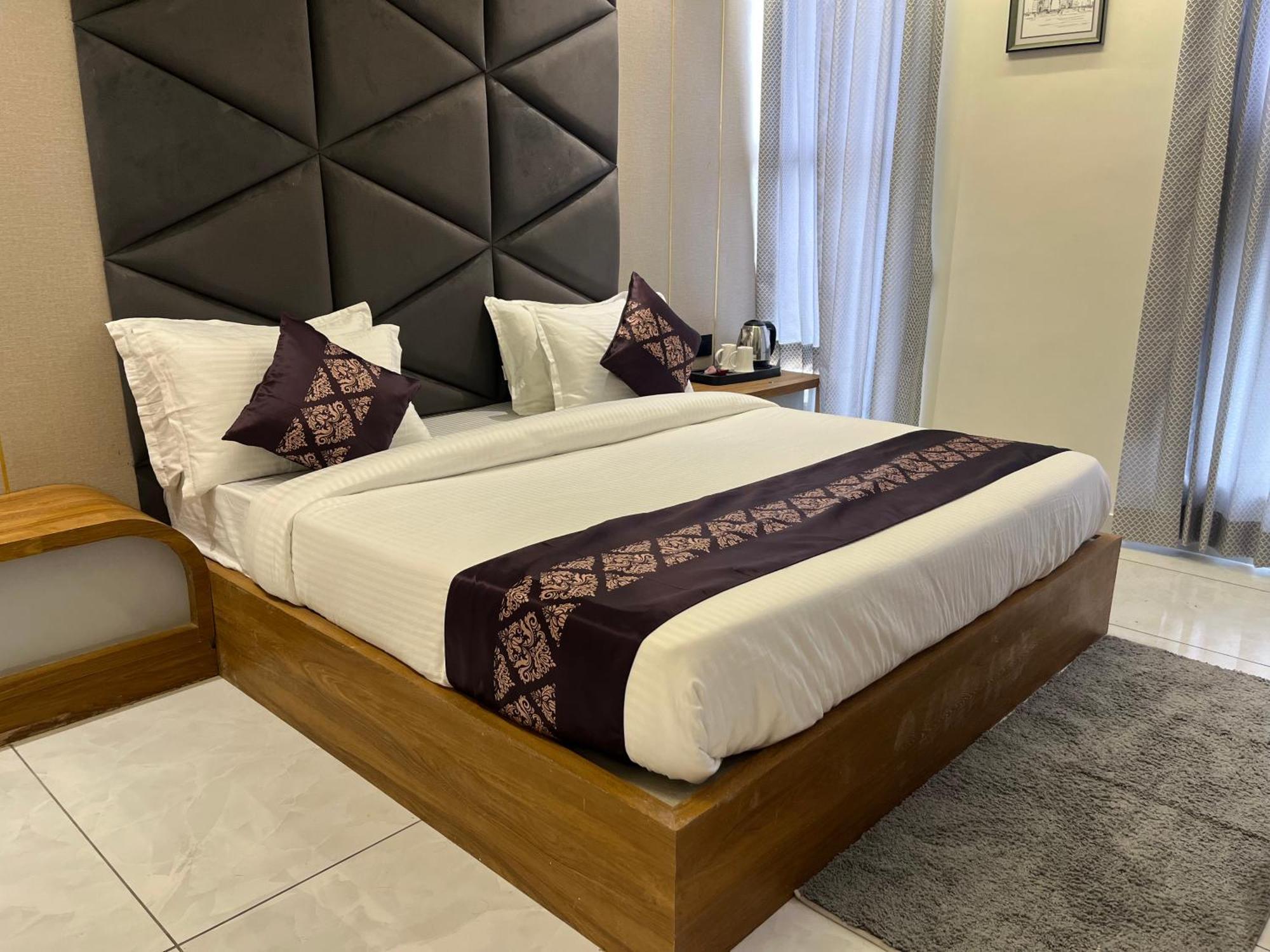 Hotel Royal Empire 甘地讷格尔 外观 照片