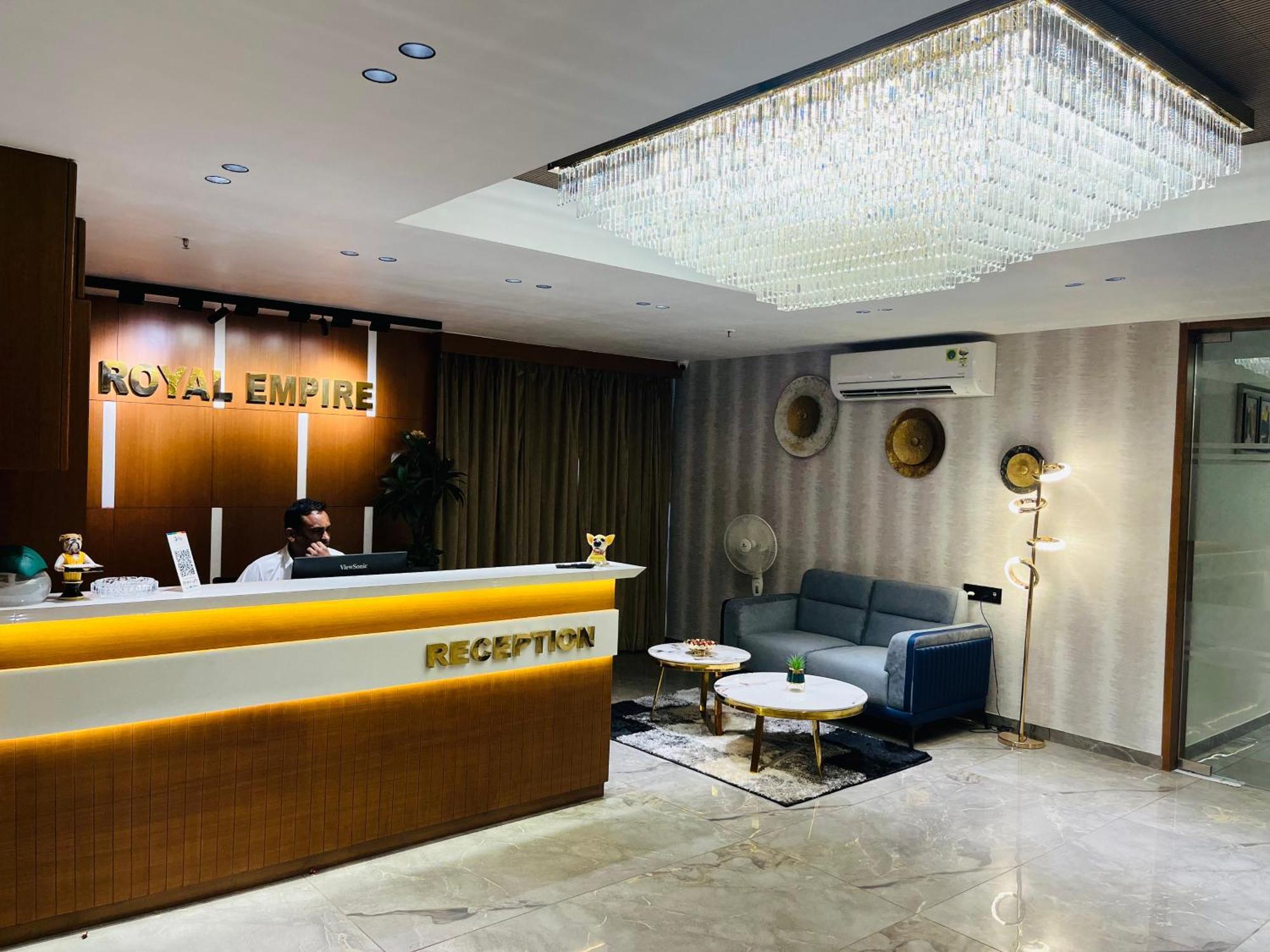 Hotel Royal Empire 甘地讷格尔 外观 照片