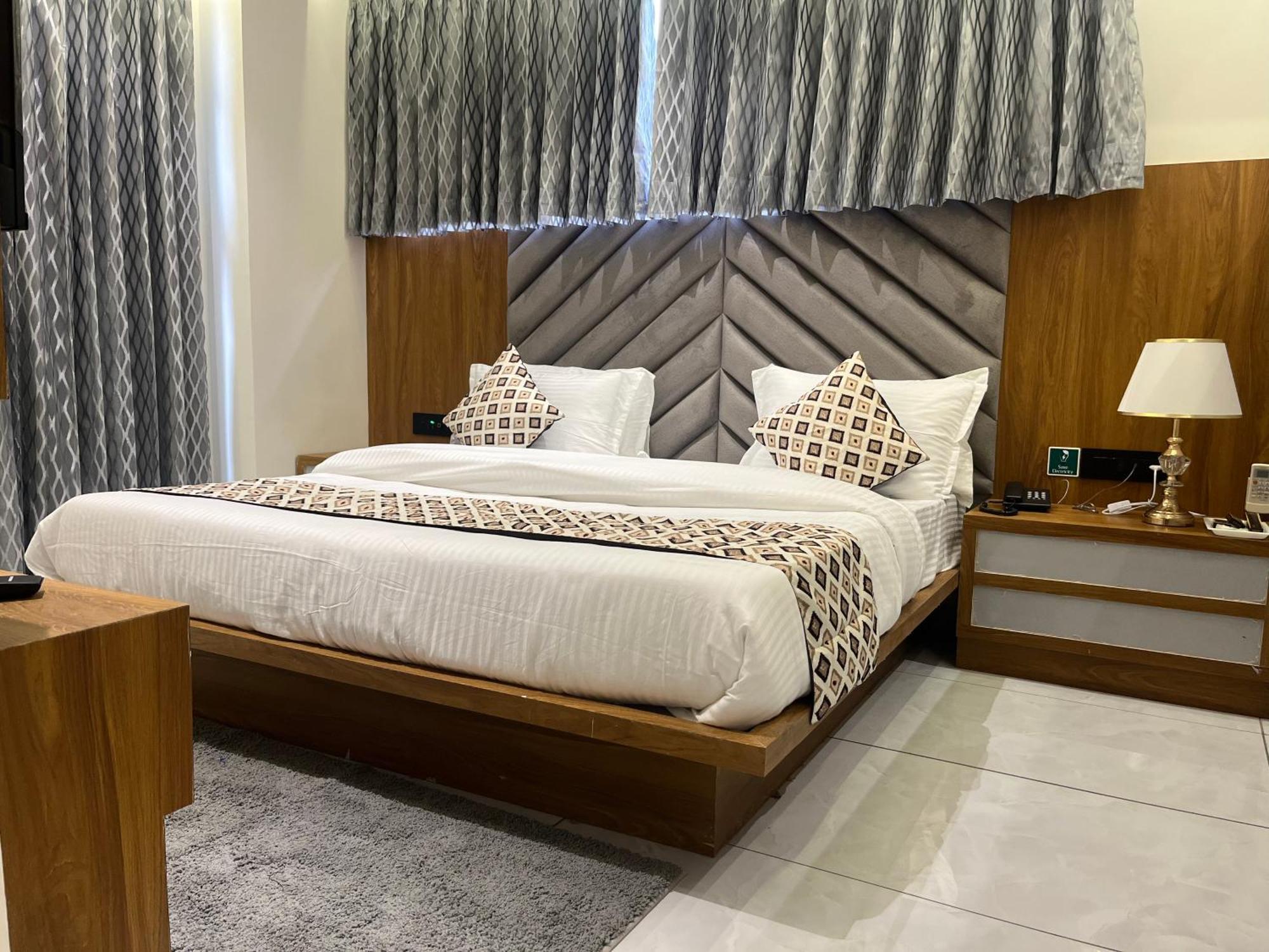 Hotel Royal Empire 甘地讷格尔 外观 照片